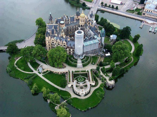 Photo:  Schwerin Castle, Germany.